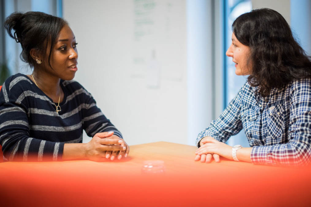 Eine Erzieherin führt mit einer Mutter ein Aufnahmegespräch.