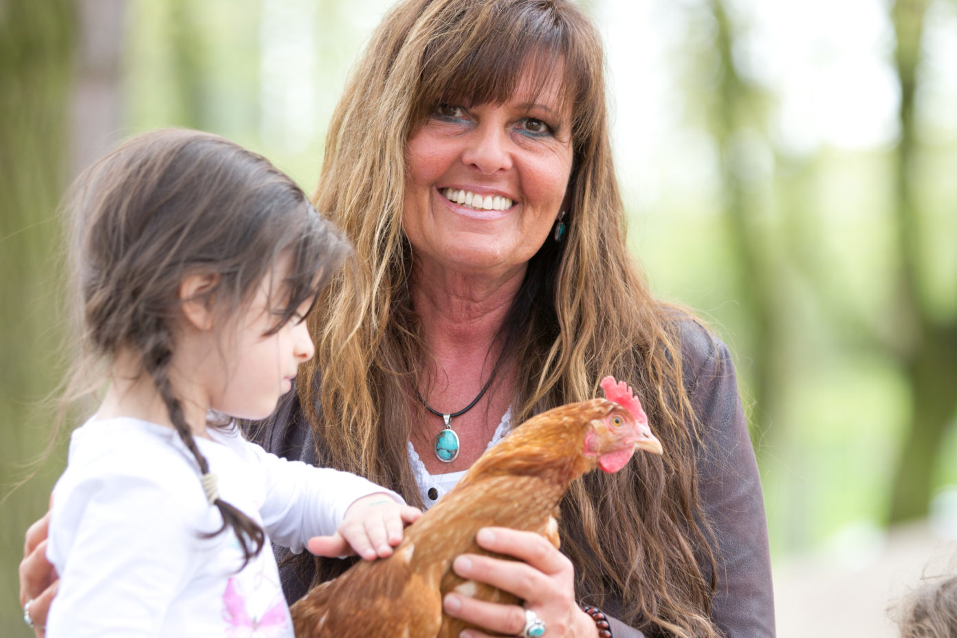 Portrait von Gabriele Tietz. Sie ist Leiterin der Kita "Unsere kleine Farm" mit tier- und naturpädagogischem Ansatz in Essen.