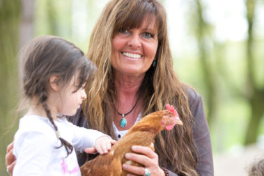10.04.2018 Essen Kita "Unsere kleine Farm" in Essen. Portraits von Leiterin Gaby Tietz. Der Kindergarte zeichnet sich durch den Umgang und ZUsammenleben mit Tieren, wie Hunde, Hühner und Ziegen aus. So lernen die kleinen KInder schon früh den Umgang und Respekt mit Tieren.
Weiterhin Gruppen Gesprächs Situationen...
Foto: Oliver Krato Portrait von Gabriele Tietz. Sie ist Leiterin der Kita "Unsere kleine Farm" mit tier- und naturpädagogischem Ansatz in Essen.