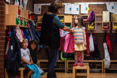 „ErgoKita“ für Magazin KinderKinder 04/2018.“, Kita „Am Zwergenwald“ in Bonn, Nordrhein-Westfalen. 06. September 2018.
Foto: Andreas Arnold/Universum Verlag GmbH
Taunusstraße 54
65183 Wiesbaden Eine Erzieherin hilft einem Mädchen beim Anziehen der Jacke.
