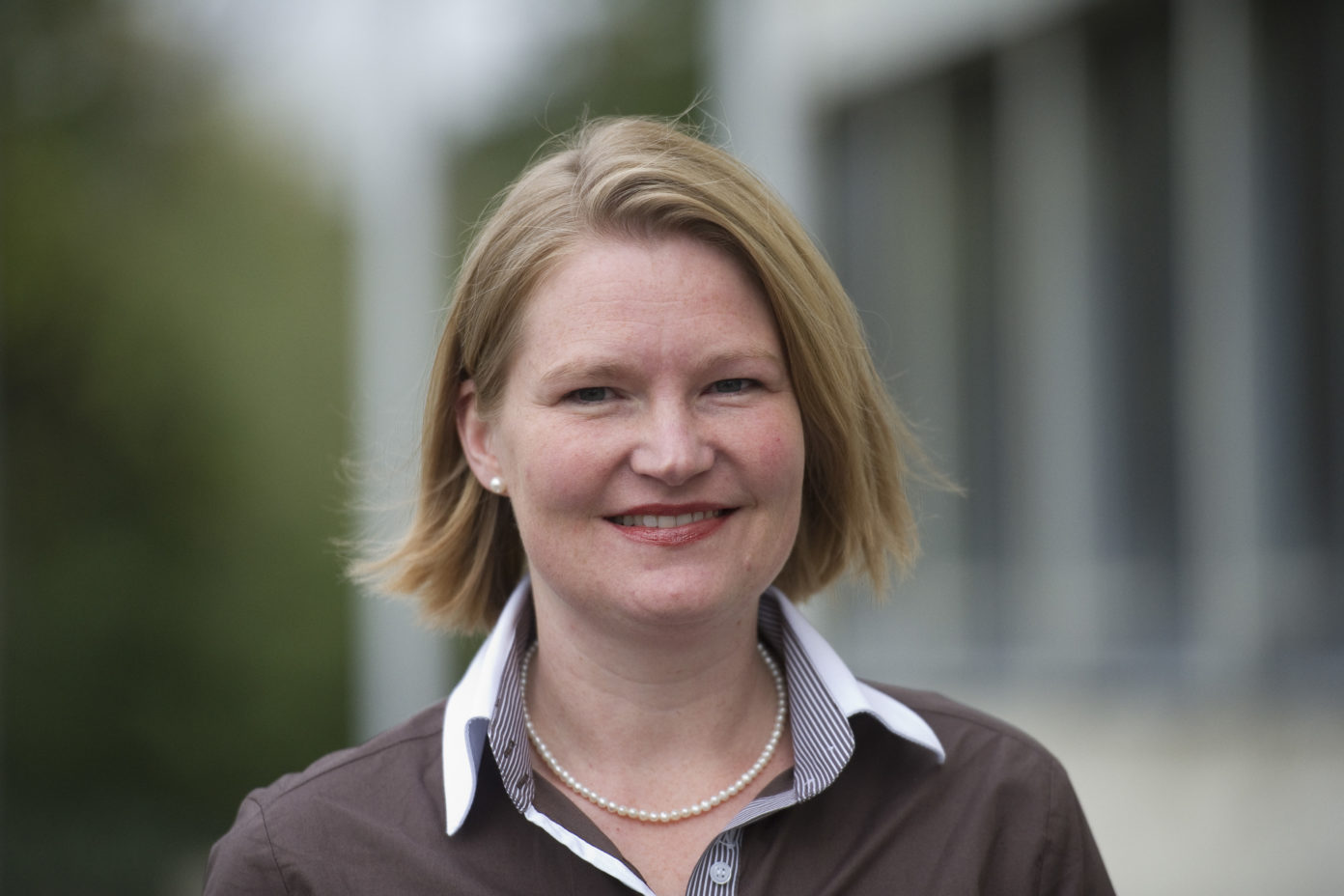 Portrait von Silke Restemeyer. Sie ist Ernährungswissenschaftlerin der Deutschen Gesellschaft für Ernährung e.V..