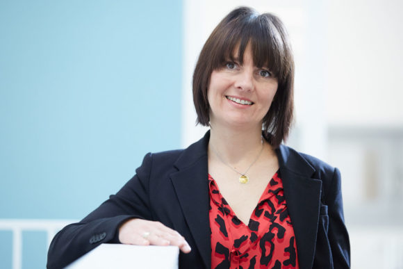 Portrait von Jessica Krebs. Sie ist Schulleiterin der Ganztagsgrundschule Saarbrücken-Scheidt.