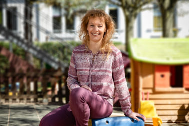 Universum Verlag für KinderKinder 3/2019 "Gesundheitsmultiplikatorin Maxi Bauer" Kindertagesstaette Schuetzenstrasse 133, 13127 Berlin Foto: Claudius Pflug Portrait von Maxi Bauer. Sie ist Erzieherin und Gesundheitsmultiplikatorin der Kita Schützenstraße in Berlin, die am Berliner Landesprogramm "Kitas bewegen - für die gesunde Kita" teilnimmt.