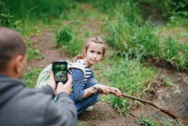 Father taking photo of his daughter who plays by the stream. Man with his adorable toddler girl enjoying during walk in forest. together. Lifestyle photography. Joys and games of childhood.; Shutterstock ID 1736711873; Purchase Order: KiKi2/2020; Client/Licensee: Universum Verlag