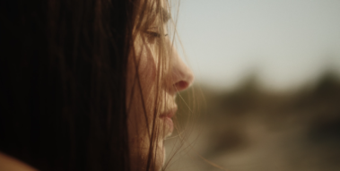 Closeup einer jungen Frau, die nachdenklich guckt. (Closeup einer jungen Frau, die nachdenklich guckt.) Closeup einer jungen Frau, die nachdenklich guckt.