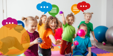 (Eine Gruppe Kindergartenkinder wirft mit kleinen Bällen. Darüber sind Sprechblasen zu sehen.) Eine Gruppe Kindergartenkinder wirft mit kleinen Bällen. Darüber sind Sprechblasen zu sehen.