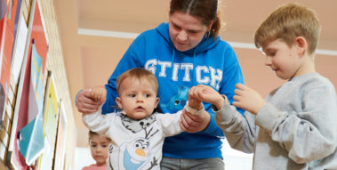 Mutter spielt mit Kind