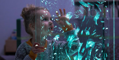 Licht- und Farbspiele sind zentrale Elemente in Snoezelräumen.