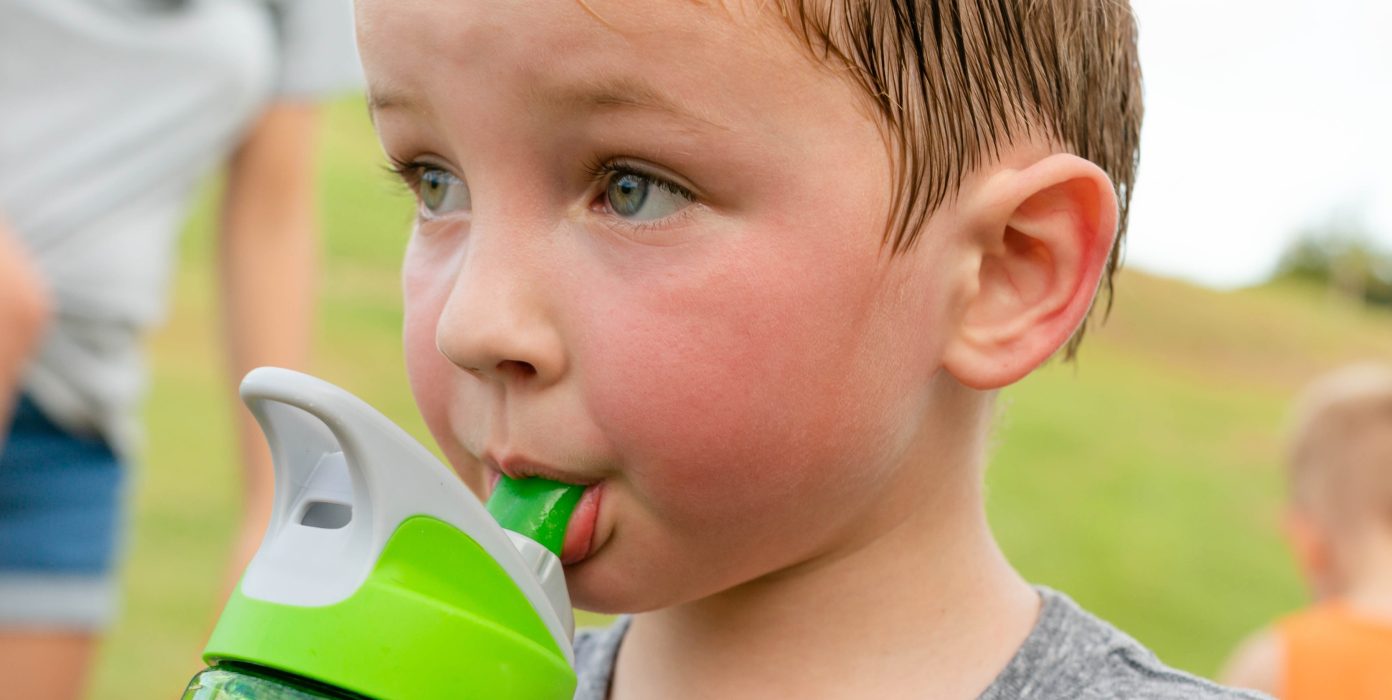 Geschwitztes Kind trinkt