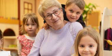 Oma mit Kita-Kindern