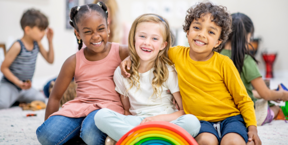 Lachende Kinder in der Kindertagesstätte