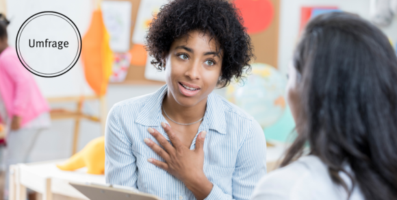 Zwei Frauen führen in einer Kindertagesstätte ein Gespräch