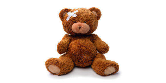 Ein Teddybär mit einem Pflaster am Kopf.