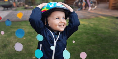 Kind mit Fahrradhelm (Kind mit Fahrradhelm) Kind mit Fahrradhelm