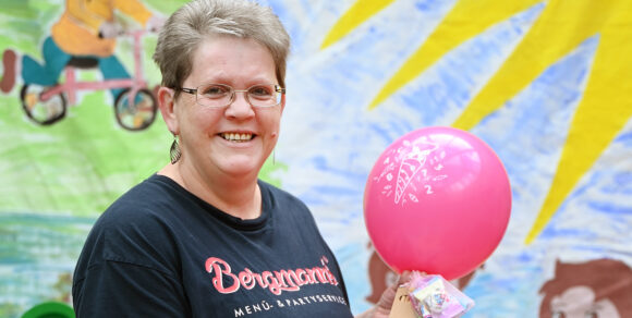 Diana Rautenhaus mit einem der Geschenke für die Eichhörnchengruppe.